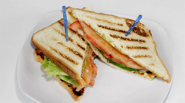 Сэндвич с тунцом и сыром в мультипекаре Редмонд