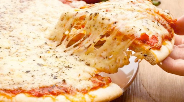 Пицца с двойным сыром в мультипекаре Редмонд