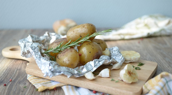 Картофель запеченный в фольге в мультиварке Редмонд